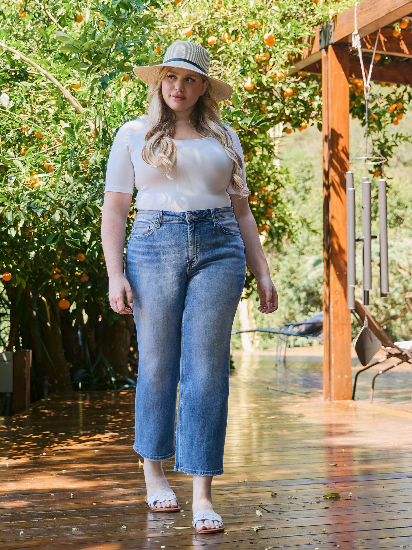 MID RISE DISTRESSED BACK HEM CROP STRAIGHT JEANS