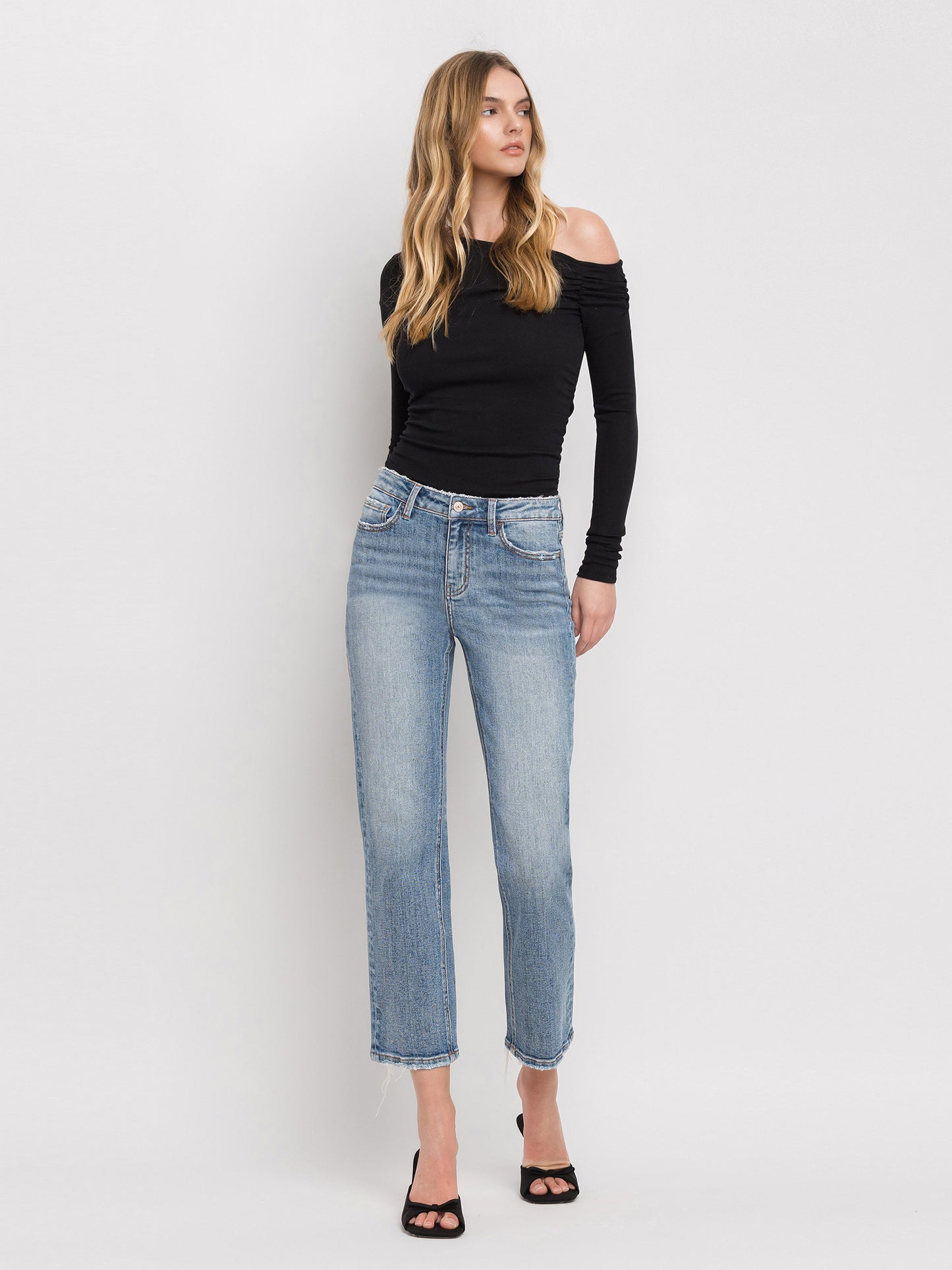 MID RISE DISTRESSED BACK HEM CROP STRAIGHT JEANS