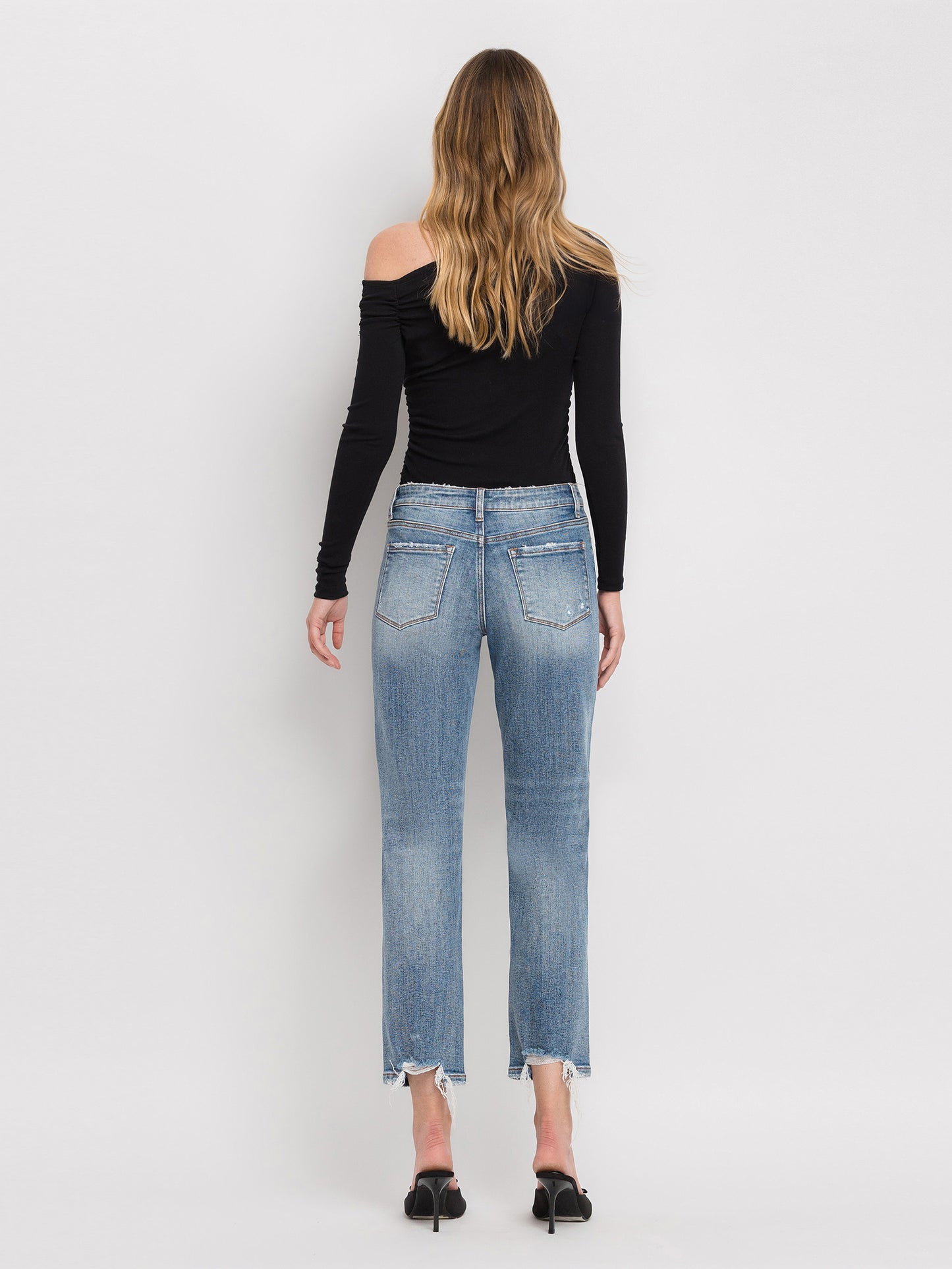MID RISE DISTRESSED BACK HEM CROP STRAIGHT JEANS