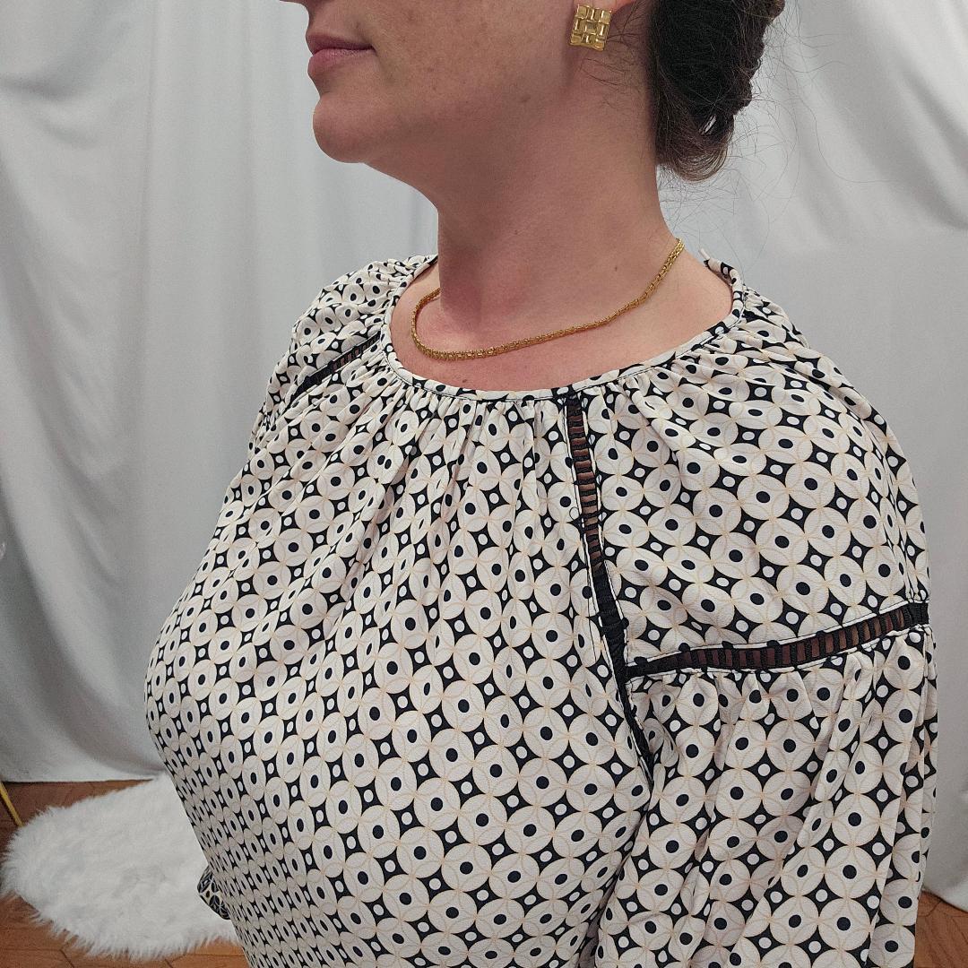 GEO BORDER PRINT SATIN LACE INSERT PEASANT TOP